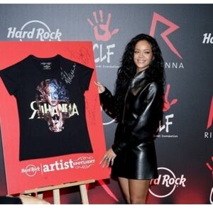 RIHANNA Hard Rock Cafe  Black Graphic Orlando T-Shirt